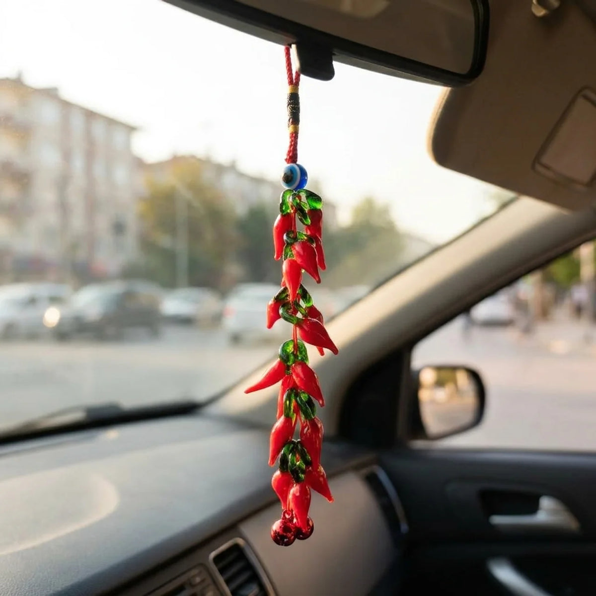 Ajíes de vidrio colgados del espejo retrovisor de un auto