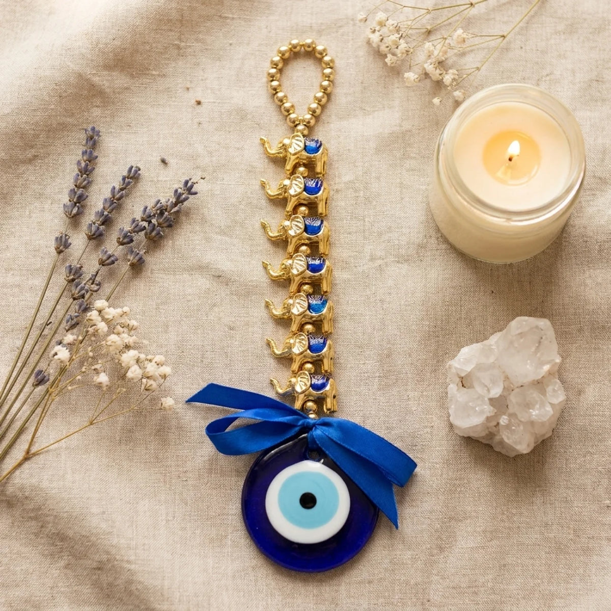 Amuleto ojo turco de elefantes junto a velas y lavanda en altar