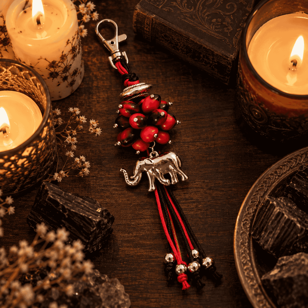 Amuleto de huayruro contra el mal de ojo junto a velas encendidas