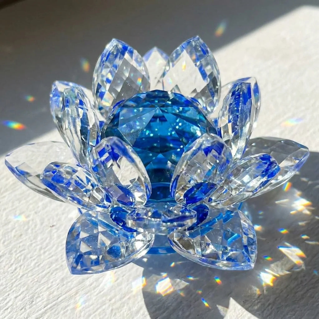 Flor de loto de cristal azul brillando bajo la luz del sol