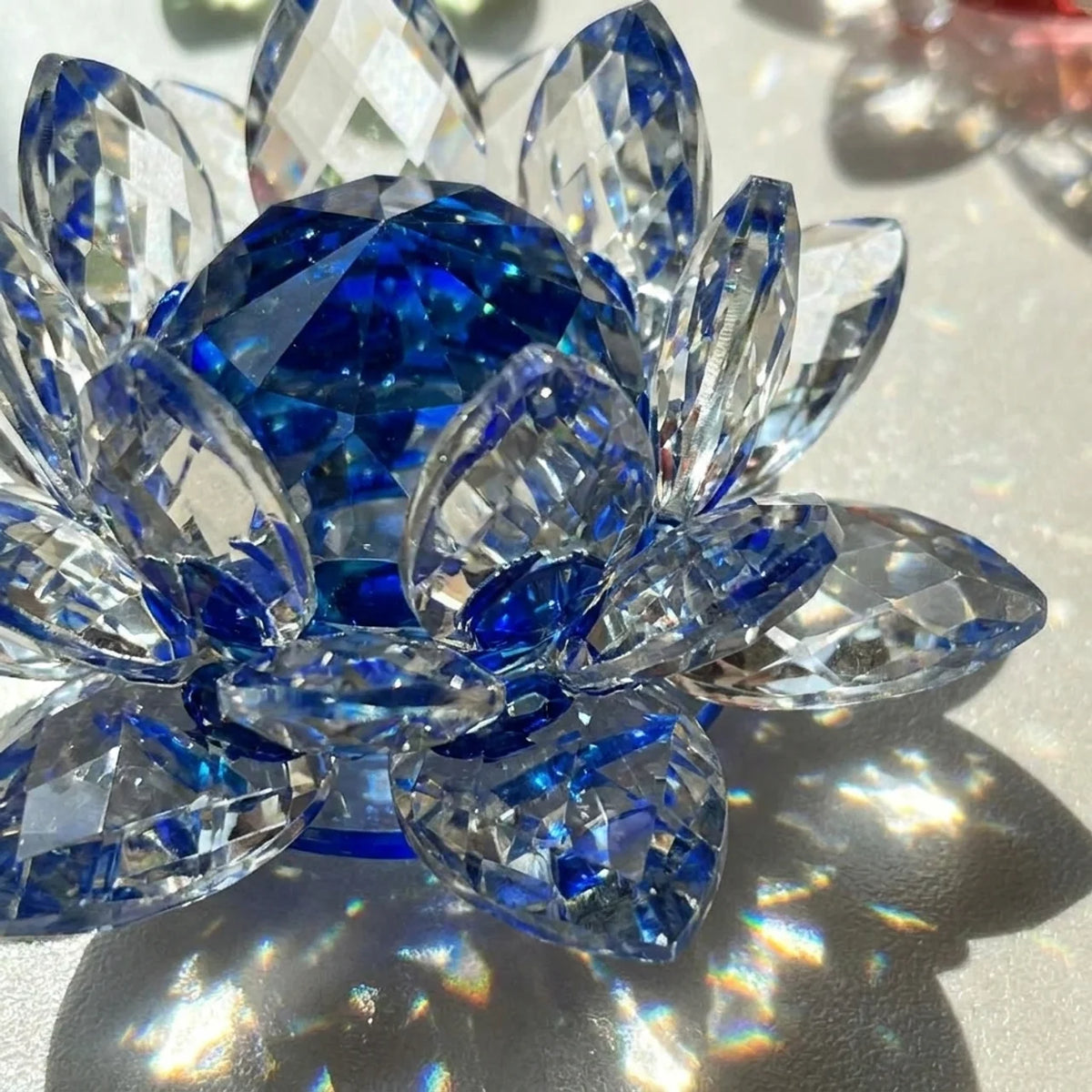 Detalle de flor de loto de cristal azul con pétalos facetados