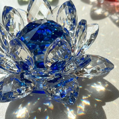 Detalle de flor de loto de cristal azul con pétalos facetados