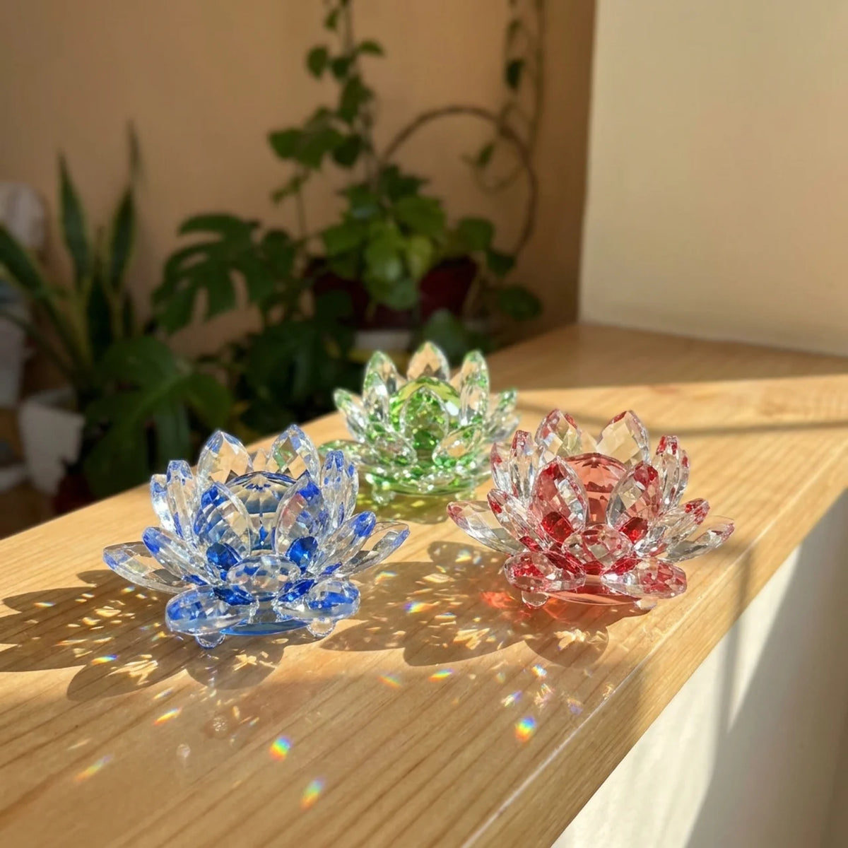 Flores de loto de cristal proyectando destellos de sol en la decoración
