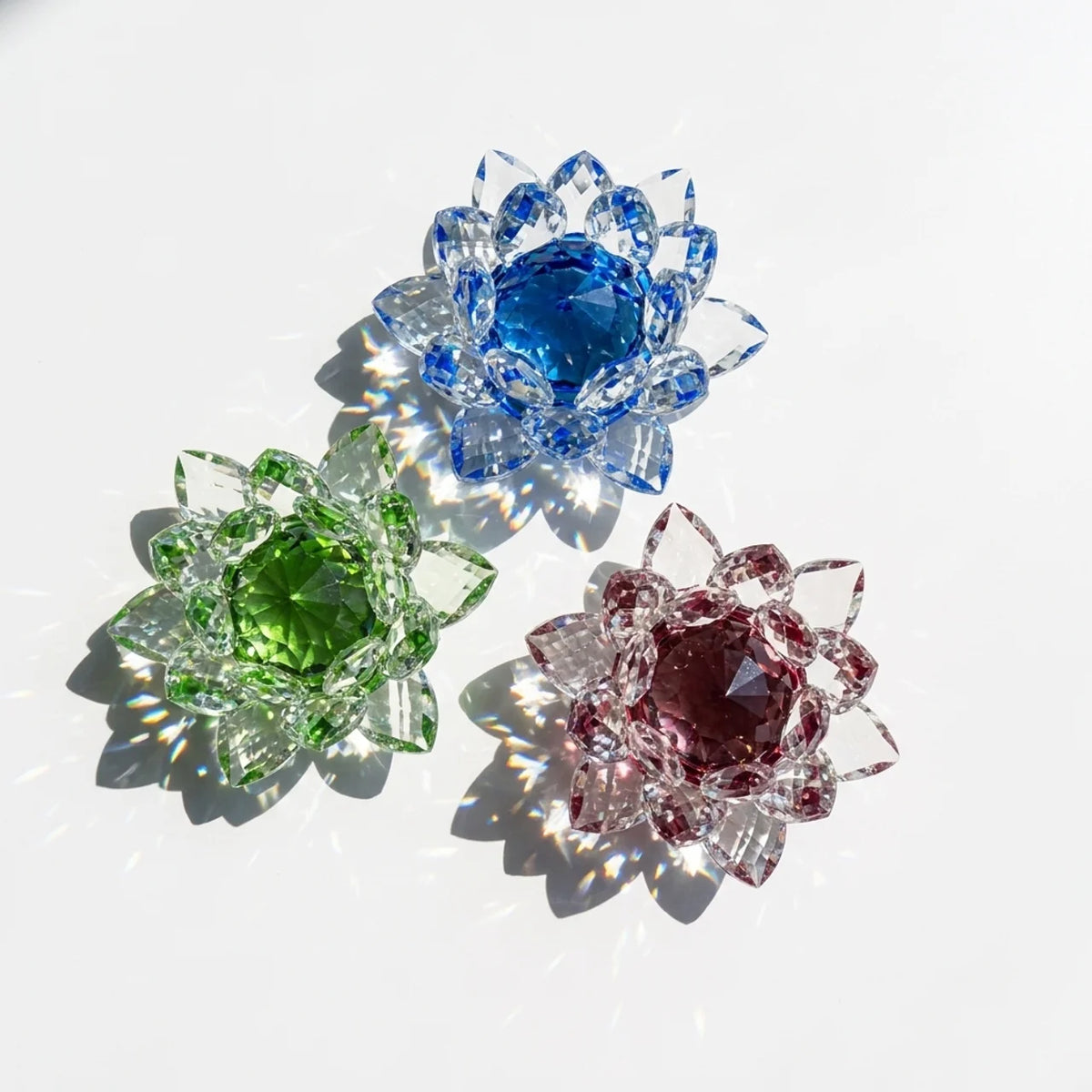 Tres flores de loto de cristal de colores, amuleto de transformación
