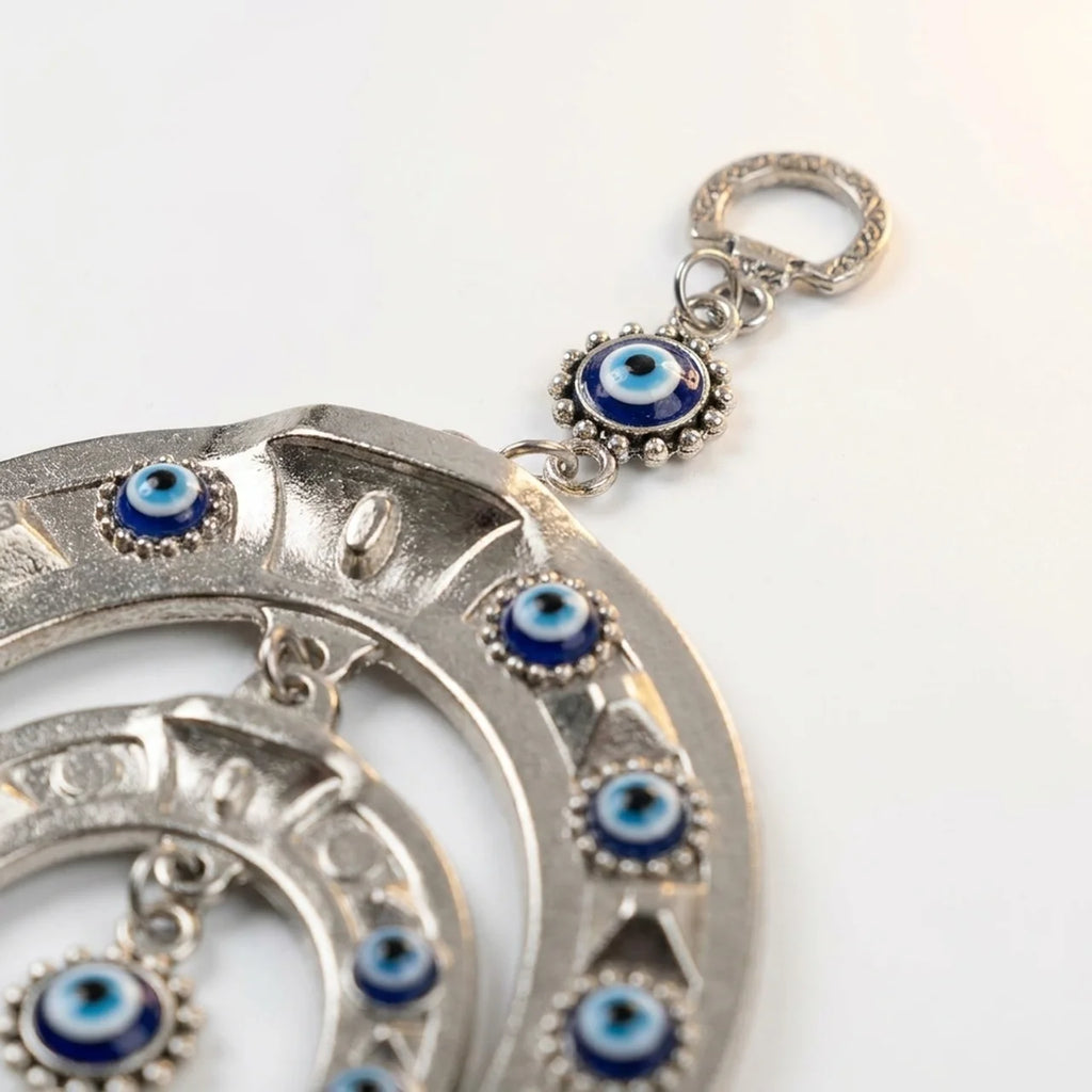 Detalle de la cadena y colgador de la herradura con ojos turcos