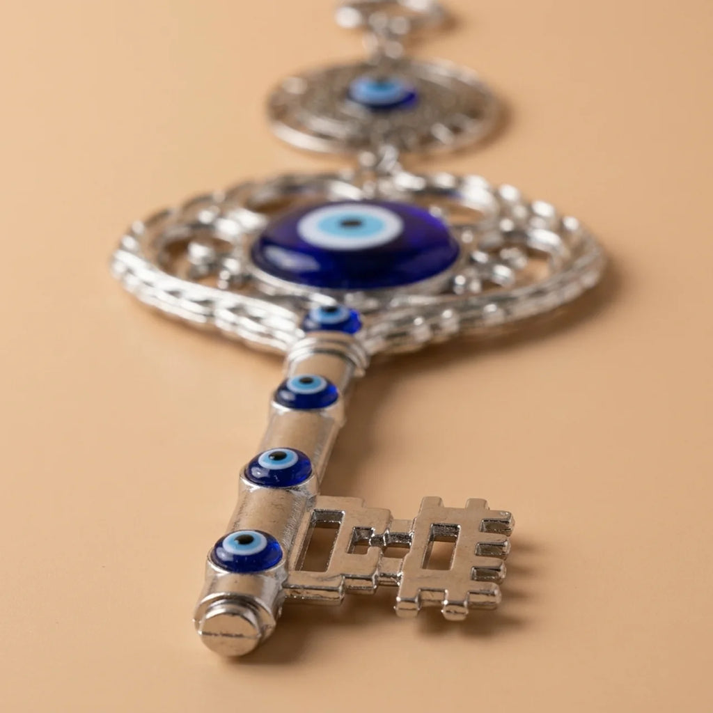 Detalle de la llave amuleto con ojos turcos de vidrio azul incrustados
