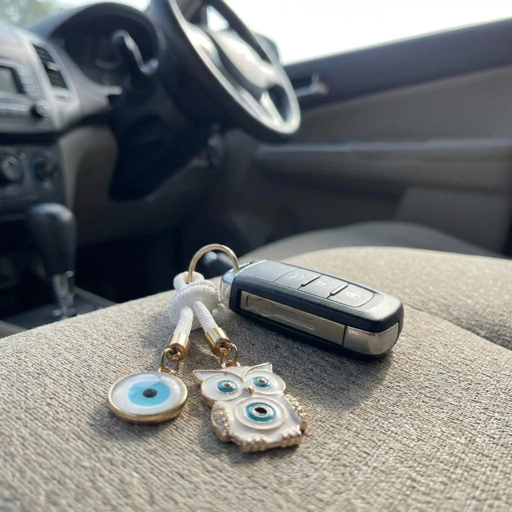Llaveros amuleto de protección junto a las llaves del auto