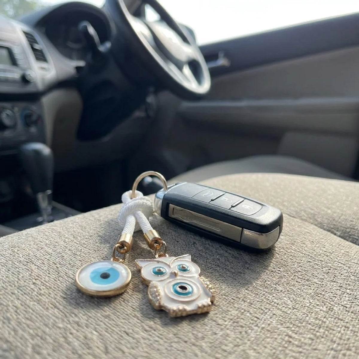 Llaveros amuleto de protección junto a las llaves del auto