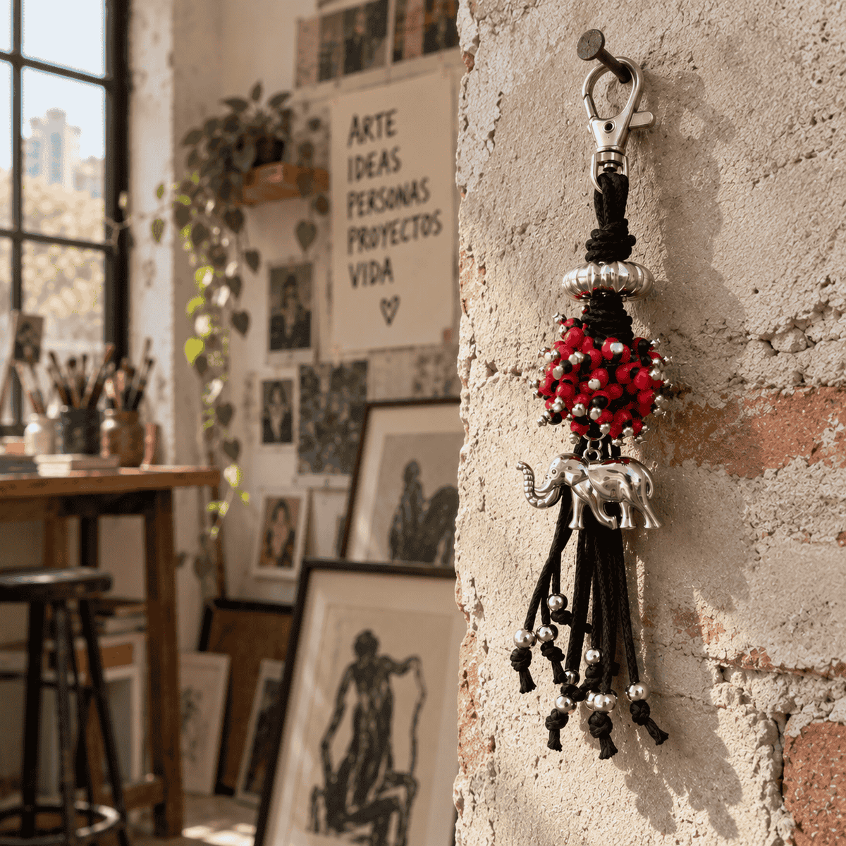 Llavero de huayruro colgado en tienda artesanal peruana