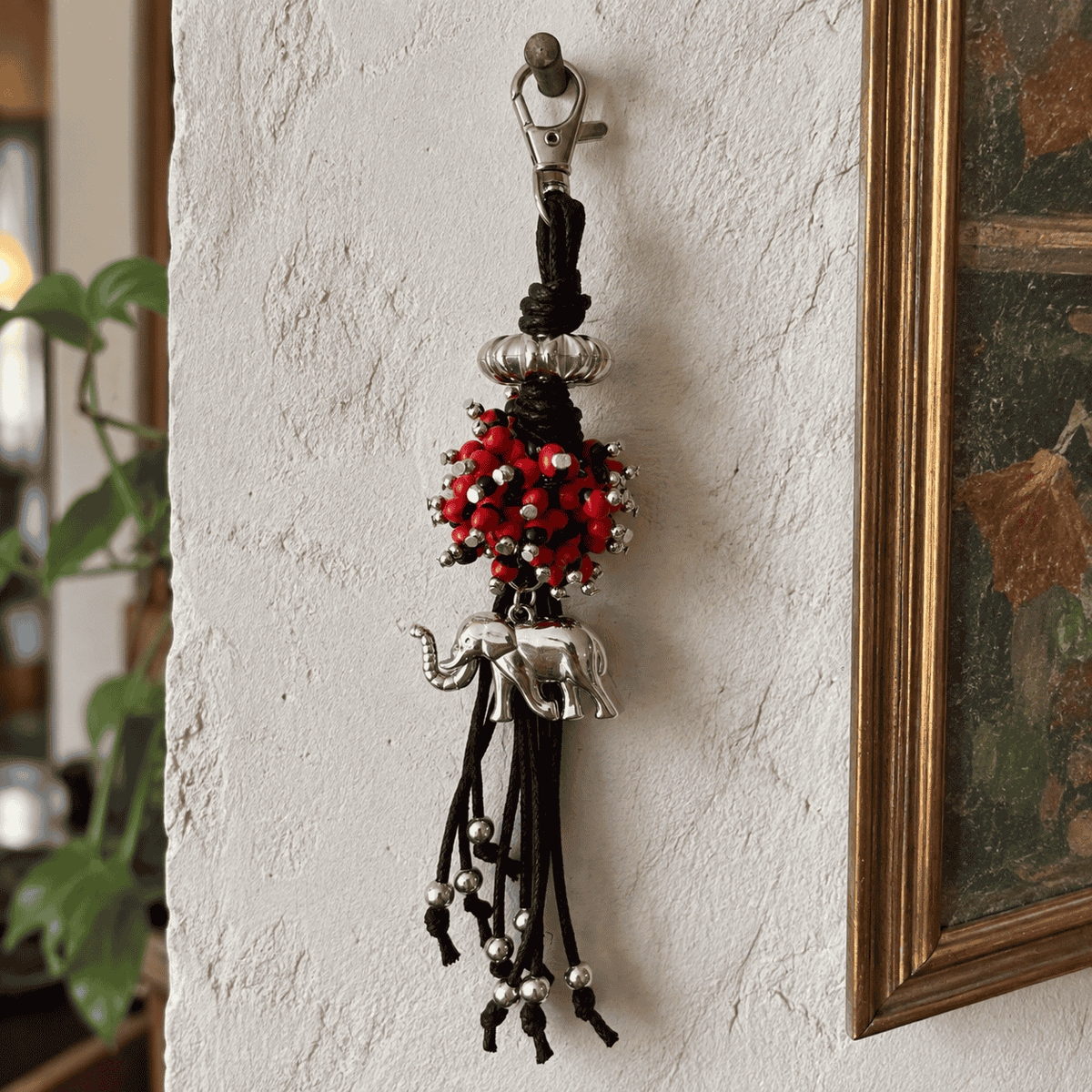 Llavero de huayruro tipo borla colgado en pared decorada