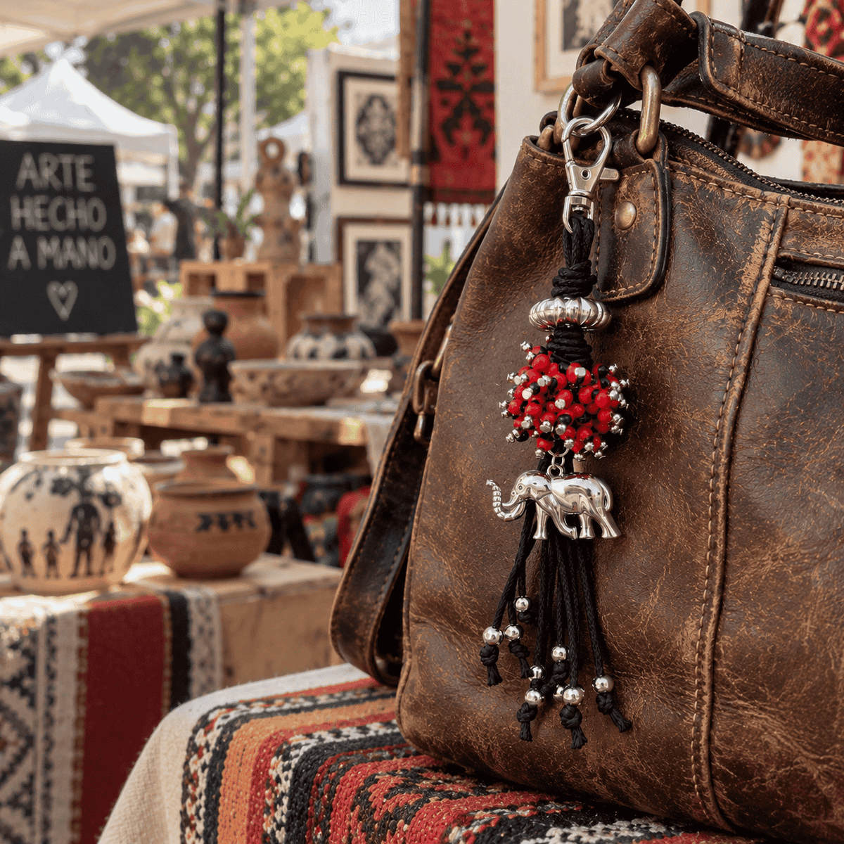 Llavero de huayruro como accesorio en cartera de cuero