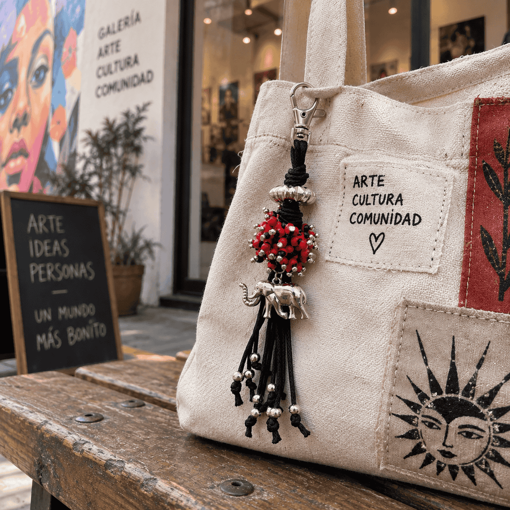 Llavero de huayruro artesanal colgado en un bolso de tela
