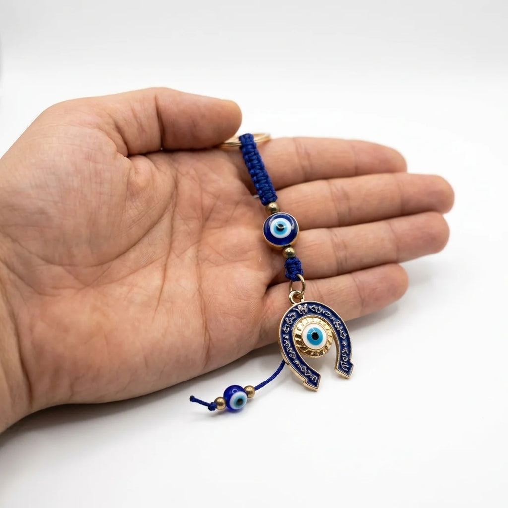 Llavero de ojo turco azul de 7 cm en la palma de una mano