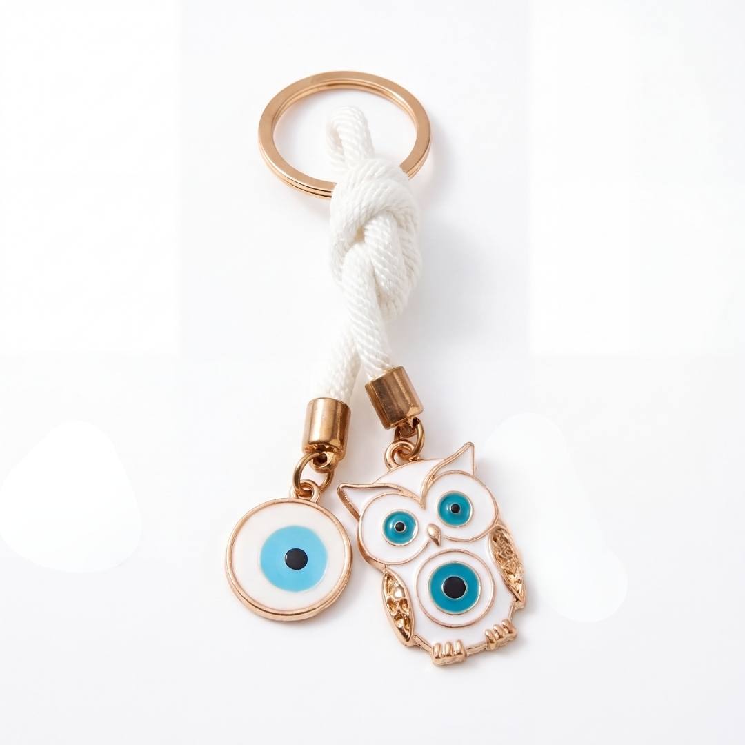 Dos llaveros de ojo turco blancos con argollas doradas