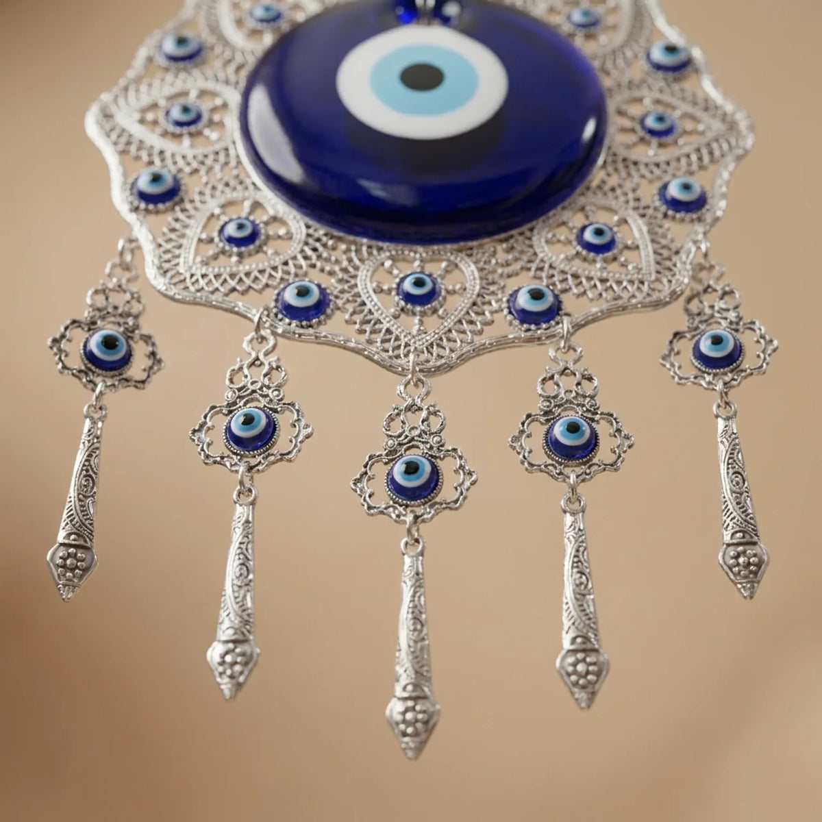 Vista completa del mandala calado de acero con ojos turcos y espadas