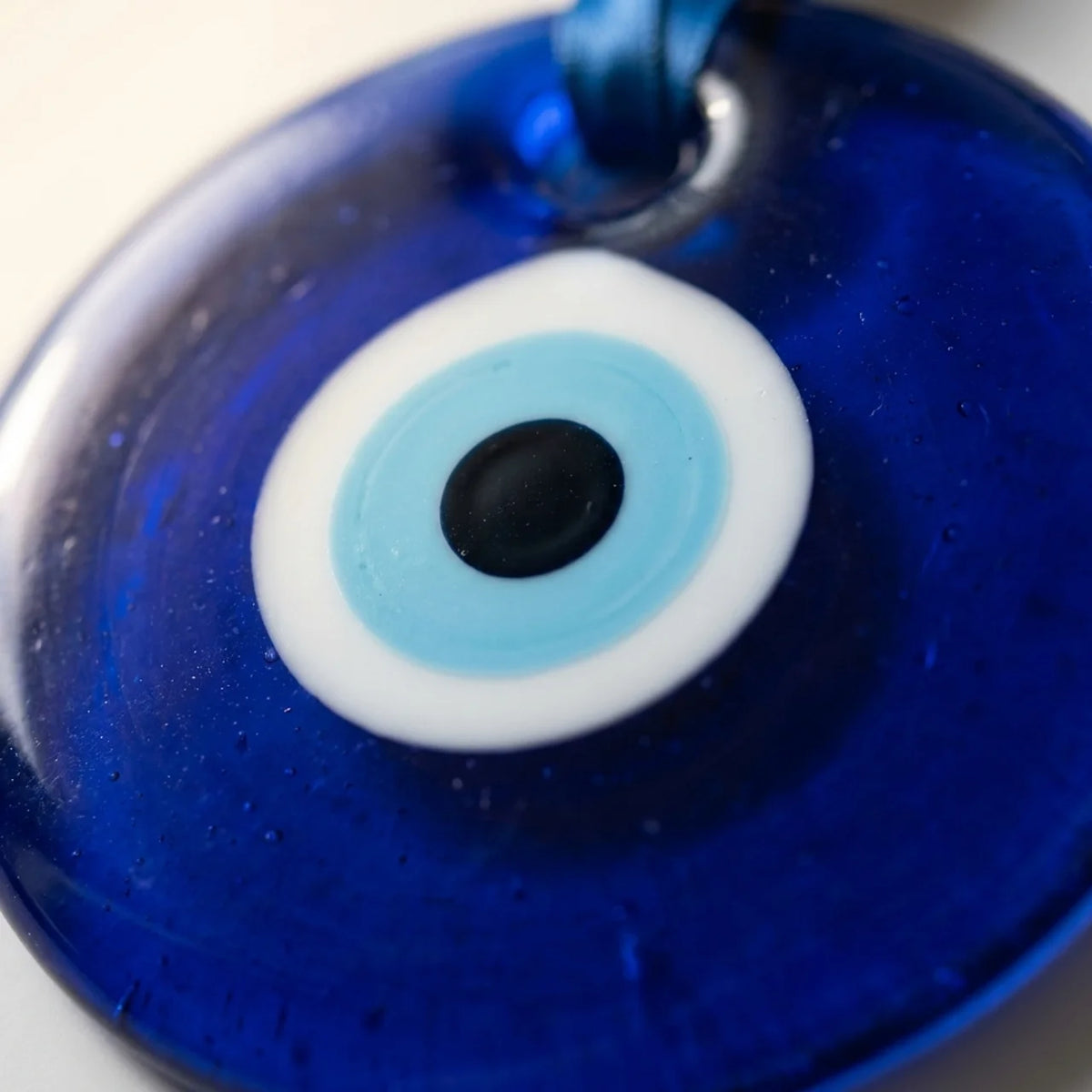 Detalle del ojo turco de vidrio azul de 13 centímetros de diámetro