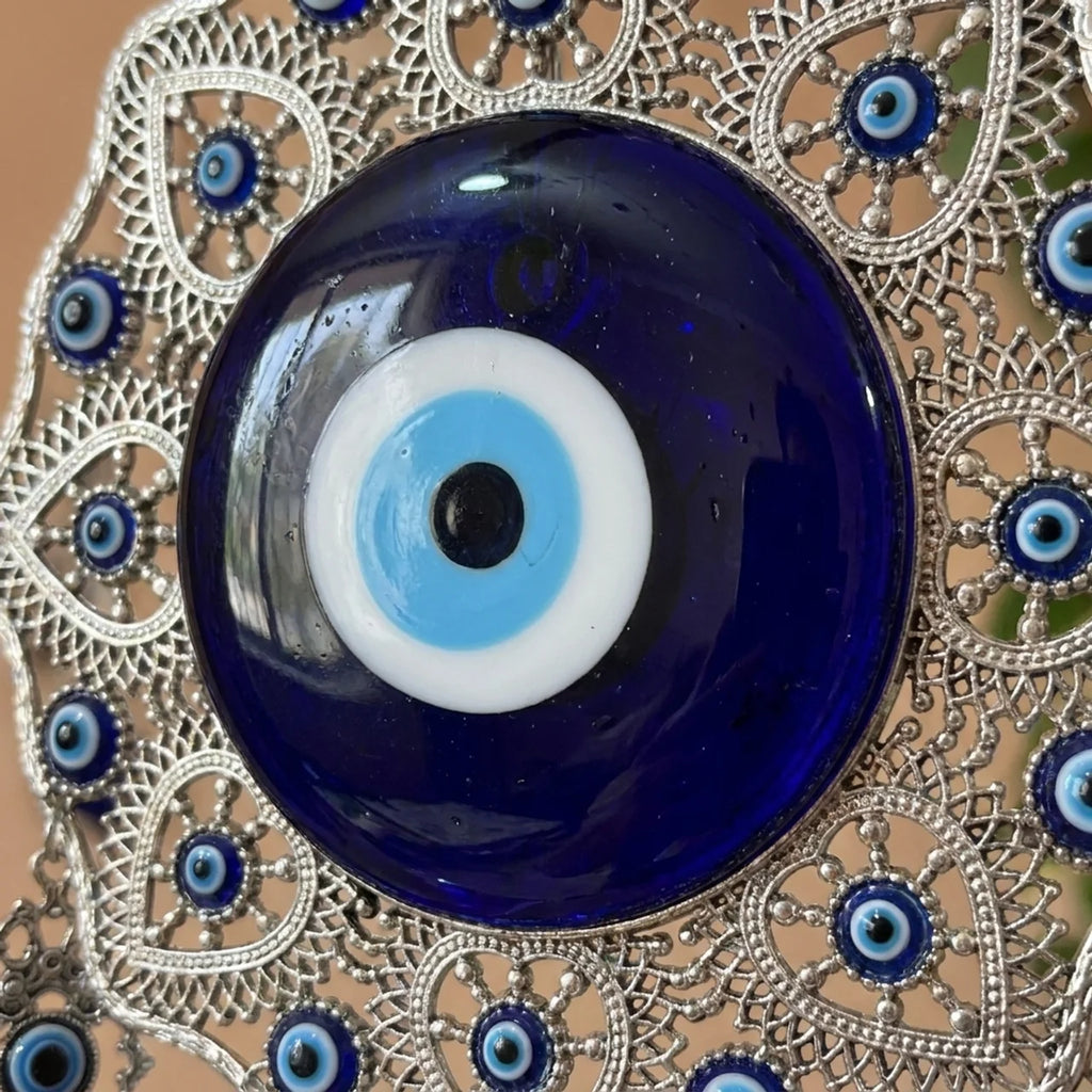 Detalle del ojo turco de vidrio azul en el centro del amuleto de acero