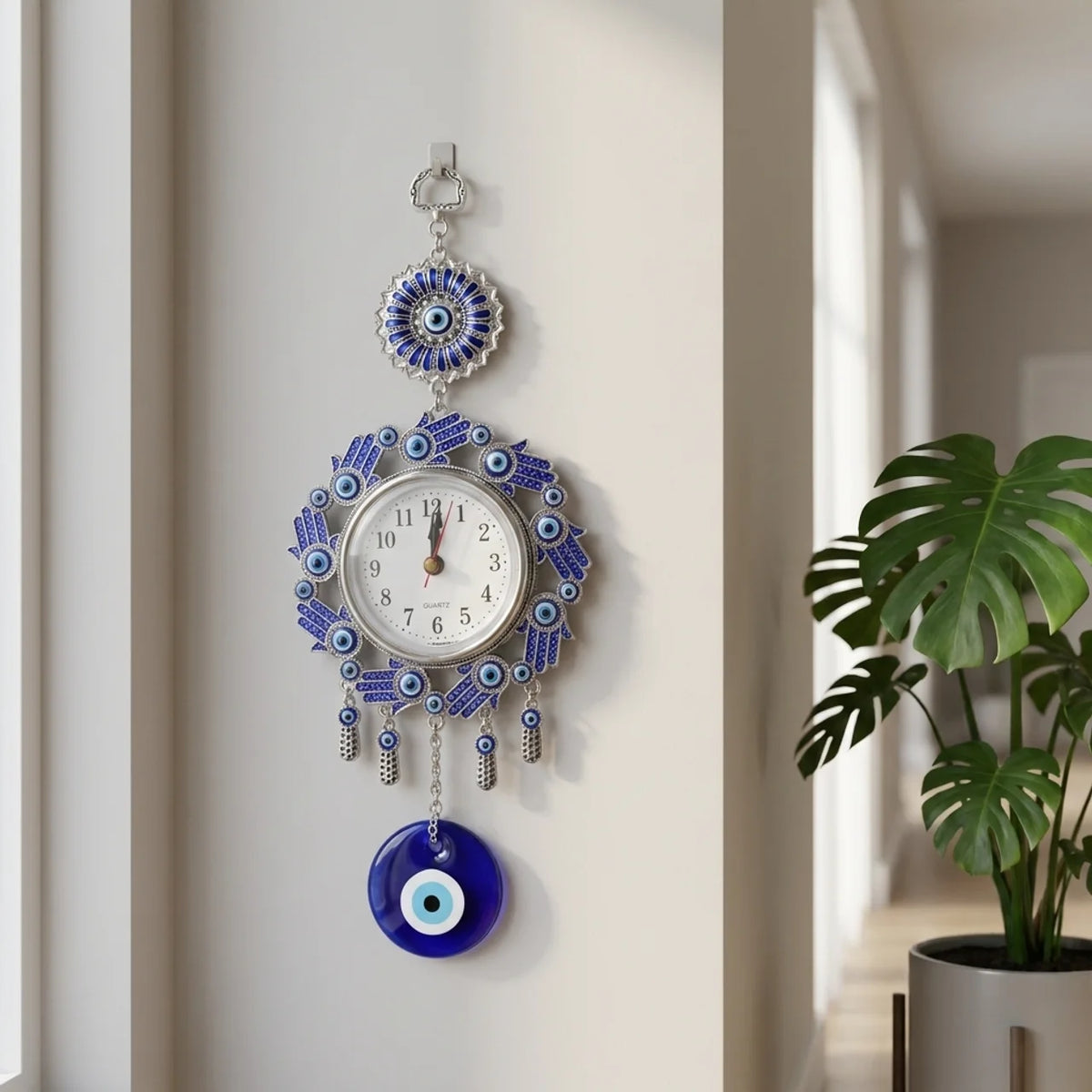 Reloj ojo turco decorativo colgado en pared blanca junto a plantas
