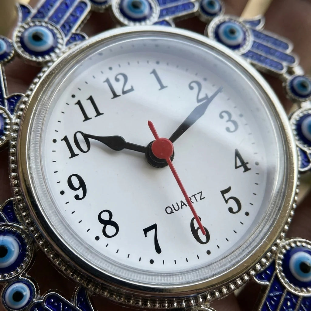 Esfera del reloj quartz con números clásicos y marco de ojos turcos
