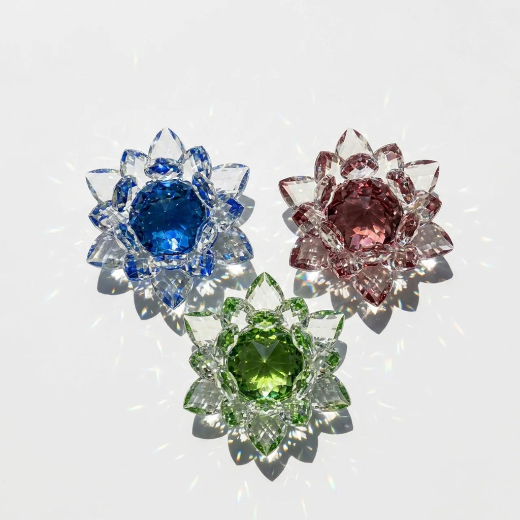 Set de flores de loto de cristal en azul, verde y rosa vistas desde arriba